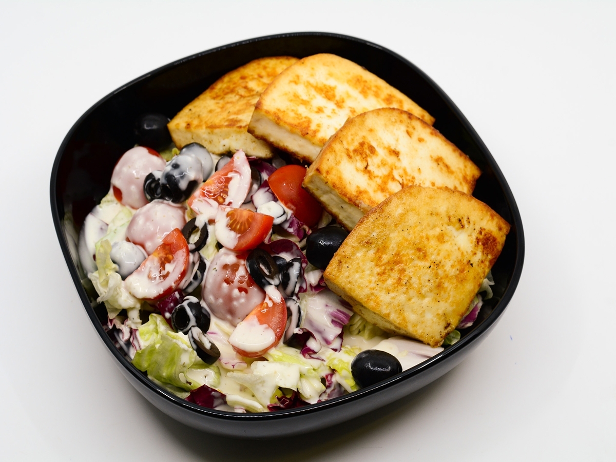 Sült gomolyasajt vinegrette salátával Sült gomolyasajt vinegrette salátával