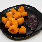 Rántott camambert áfonyalekvár